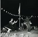 Fotografia da participação de Américo Tomás num evento, onde foi oferecido um jantar e também, durante o qual, atuaram vários grupos de Ranchos Folclóricos.