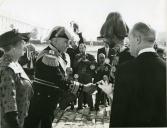 Fotografia de Américo Tomás, Gertrudes da Costa Ribeiro Tomás e Hailé Salassié I, por ocasião da sua visita de Estado a Portugal, no Cais das Colunas, em Lisboa.