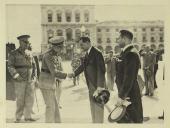 Fotografia de Óscar Carmona, no Terreiro do Paço, recebendo cumprimentos de despedida por ocasião da sua partida em visita de Estado a Cabo Verde, São Tomé, Moçambique e Angola