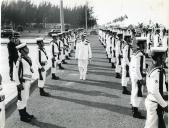 Fotografia de Américo Tomás na cidade de Maputo passando revista às tropas no Comando Naval da Marinha, por ocasião da visita de estado efetuada a Moçambique