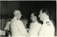 Fotografia da cerimónia da condecoração de diversos membros da oficialidade portuguesa por ocasião da visita oficial de Américo Tomás ao Centro de Instrução Almirante Wandenkolk (C.I.A.W.)