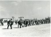 Fotografia de exercícios militares durante o encerramento do ano letivo na Academia Militar