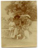 Fotografia de Gertrudes Ribeiro da Costa junto de familiares e amigos, no Miradouro da Cruz durante uma visita à Quinta da Penha Verde, em Sintra.