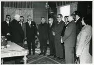 Fotografia de Américo Tomás no Palácio de Belém, recebendo em audiência um grupo de portugueses residentes no estrangeiro
