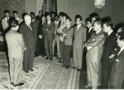 Fotografia de Américo Tomás no Palácio de Belém recebendo em audiência os diretores e jogadores do clube de futebol Os Belenenses