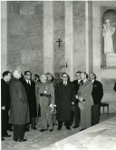 Fotografia de Américo Tomás, Francisco Costa Gomes e comitiva, por ocasião da visita ao Asilo de Inválidos Militares de Runa, em Torres Vedras.