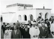 Fotografia de Américo Tomás, acompanhado por José Augusto da Costa Almeida, António Augusto Peixoto Correia e por César Moreira Batista, na fortaleza de São Sebastião na Ilha de Moçambique, por ocasião da visita de estado efetuada a Moçambique