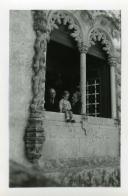 Fotografia de familiares e amigos de Américo Tomás no Palácio Nacional de Sintra, durante um passeio à vila de Sintra