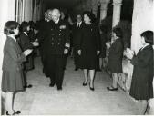 Fotografia de Américo Tomás, acompanhado por Quintanilha e Mendonça Dias, presidindo à sessão solene de abertura do novo ano letivo e do Instituto de Odivelas