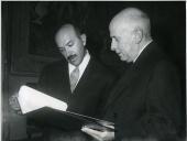 Fotografia de Américo Tomás no Palácio de Belém, recebendo em audiência um representante da O.N.U. para o auxílio a refugiados