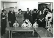 Fotografia de Américo Tomás, acompanhado por Eduardo de Arantes e Oliveira, Gertrudes Rodrigues Tomás e por Maria Natália Rodrigues Tomás, em Lisboa visitando a Academia de Música de Santa Cecília