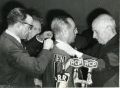 Fotografia de Américo Tomás, acompanhado pelapor Gertrudes Rodrigues Tomás e por Jorge Botelho Moniz, no Porto Alto, atribuindo uma condecoração a Lima Bastos, por ocasião inauguração do Centro Emissor do Rádio Clube Português