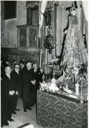 Fotografia de Américo Tomás visitando a capela de Nossa Senhora da Saúde