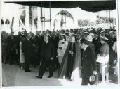 Fotografia de Américo Tomás acompanhado por Eduardo de Arantes e Oliveira e por Manuel Cerejeira no Mosteiro dos Jerónimos inaugurando o Museu de Marinha