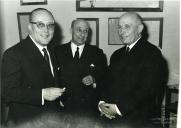 Fotografia do Presidente da República Américo Tomás no Palácio de Belém, presidindo à sessão solene comemorativa do aniversário da Revista Militar