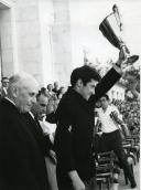 Fotografia de Américo Tomás no Estádio Nacional do Jamor, celebrando a vitória de Portugal contra a Inglaterra, por ocasião de um desafio internacional de futebol