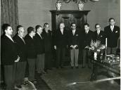 Fotografia de Américo Tomás no Palácio de Belém, acompanhado por António de Oliveira Salazar, por ocasião da troca de pastas de membros do governo