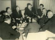 Fotografia de Américo Tomás, acompanhado por Quintanilha e Mendonça Dias, visitando o navio atómico NS Savannah