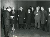 Fotografia de Américo Tomás, acompanhado por Inocêncio Galvão Teles na Feira das Indústrias, por ocasião da inauguração da exposição intitulada "Cem Anos de Arte Francesa"