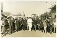 Fotografia de Américo Tomás, acompanhado por Alfredo Rodrigues dos Santos Júnior em São Brás de Alportel, por ocasião da visita oficial efetuada ao Algarve