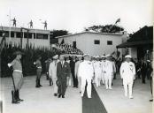 Fotografia de Américo Tomás acompanhado por António Augusto Peixoto Correia no Quartel do Esquadrão dos Dragões na cidade de Maputo, por ocasião da visita de estado efetuada a Moçambique