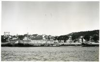 Fotografia dum cais nas margens do rio Douro