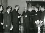 Fotografia de Américo Tomás no Palácio de Belém, recebendo em audiência a Liga dos Antigos Graduados da Mocidade Portuguesa