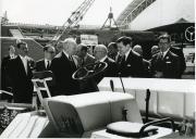 Fotografia de Américo Tomás visitando pela terceira vez a Feira Internacional das Indústrias de Lisboa