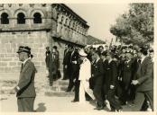 Fotografia de Américo Tomás, acompanhado por Eduardo de Arantes e Oliveira, por ocasião da visita efetuada ao distrito de Bragança