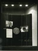 Fotografia de uma exposição de fotografia intitulada “Sete Anos ao Serviço da Nação” nas instalações no Secretariado Nacional de Informação, celebrando o primeiro mandato de Américo Tomás enquanto Presidente da República