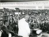 Fotografia de Américo Tomás, acompanhado por Eduardo de Arantes e Oliveira, em Aveiro, discursando na sessão solene de inauguração da Ponte da Varela 