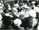 Fotografia de Américo Tomás cumprimentando diversas pessoas na cidade da Beira, por ocasião da visita de estado efetuada a Moçambique