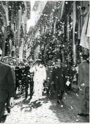 Fotografia de Américo Tomás, acompanhado por Alfredo Rodrigues dos Santos Júnior, saudando a população no Porto por ocasião da visita oficial efetuada ao norte do país