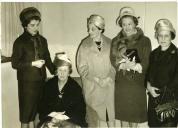 Fotografia Gertrudes Rodrigues Tomás, acompanhada por um grupo de senhoras, por ocasião da visita efetuada a Matosinhos