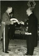 Fotografia de Américo Tomás recebendo as cartas credenciais do embaixador da Dinamarca
