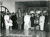 Fotografia de Américo Tomás acompanhado por Gertrudes Rodrigues Tomás e por António Augusto Peixoto Correia no Instituto João de Deus na vila de Namaacha, por ocasião da visita de estado efetuada a Moçambique