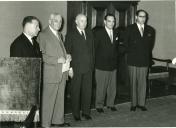 Fotografia de Américo Tomás, acompanhado por António de Oliveira Salazar no Palácio de Belém, presidindo à cerimónia de posse de subsecretários das Obras Pública e do Fomento Ultramarino