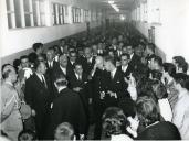 Fotografia de Américo Tomás, acompanhado por Alfredo Rodrigues dos Santos Júnior, por Eduardo de Arantes e Oliveira e por Inocêncio Galvão Teles, presidindo à sessão solene inaugural do Liceu de Leiria, por ocasião da visita efetuada ao distrito de Leiria