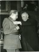 Fotografia de Américo Tomás no Palácio de Belém, condecorando Agustín Muñoz Grandes