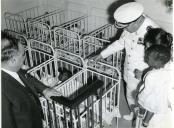 Fotografia de Américo Tomás no hospital em Xai-Xai, por ocasião da visita de estado efetuada a Moçambique