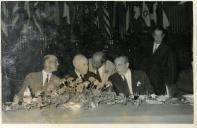Fotografia de Américo Tomás acompanhado por António Augusto Peixoto Correia e por César Moreira Batista no restaurante Folclore, por ocasião de um almoço oferecido por José Manuel Martins