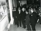 Fotografia de Américo Tomás, acompanhado por Inocêncio Galvão Teles e por José Henrique de Azeredo Perdigão, no Museu Nacional de Arte Antiga, presidindo à inauguração da exposição "Tesouros de Bagdade"