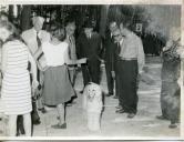 Fotografia de Américo Tomás por ocasião da visita à Exposição Canina do Estoril