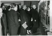 Fotografia de Américo Tomás acompanhado por Gertrudes Rodrigues Tomás no Estoril, presidindo à inauguração de uma exposição sobre a Costa do Sol