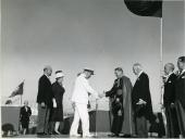 Fotografia de Américo Tomás acompanhado por Gertrudes Rodrigues Tomás e por António Augusto Peixoto Correia, cumprimentando Dom Custódio Alvim Pereira, Bispo de Maputo, por ocasião da visita de estado efetuada a Moçambique