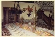 Fotografia da decoração da sala de jantar por ocasião do almoço que conta com a presença de Américo Tomás