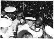 Fotografia de Américo Tomás, em Bafatá, condecorando um soldado guineense por ocasião da visita de Estado que efetuou à Guiné-Bissau