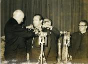Fotografia de Américo Tomás atribuindo uma condecoração durante a sessão solene da cerimónia de inauguração do novo Complexo Fabril de Riopele