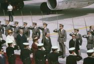 Fotografia de Emílio Garrastazu Médici no Aeroporto da Portela por ocasião da visita de Estado a Portugal, em Lisboa.