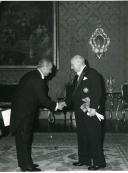Fotografia de Américo Tomás no Palácio Nacional de Belém, presidindo à cerimónia de entrega de credenciais pelo embaixador do Chile
